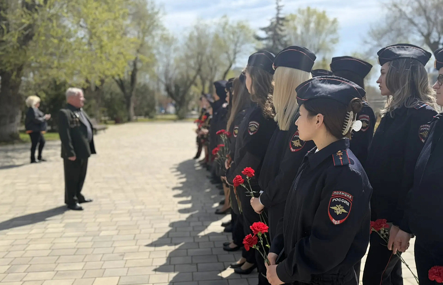 В Евпатории сотрудники полиции совместно с общественниками и кадетами почтили память погибших в чернобыльской трагедии